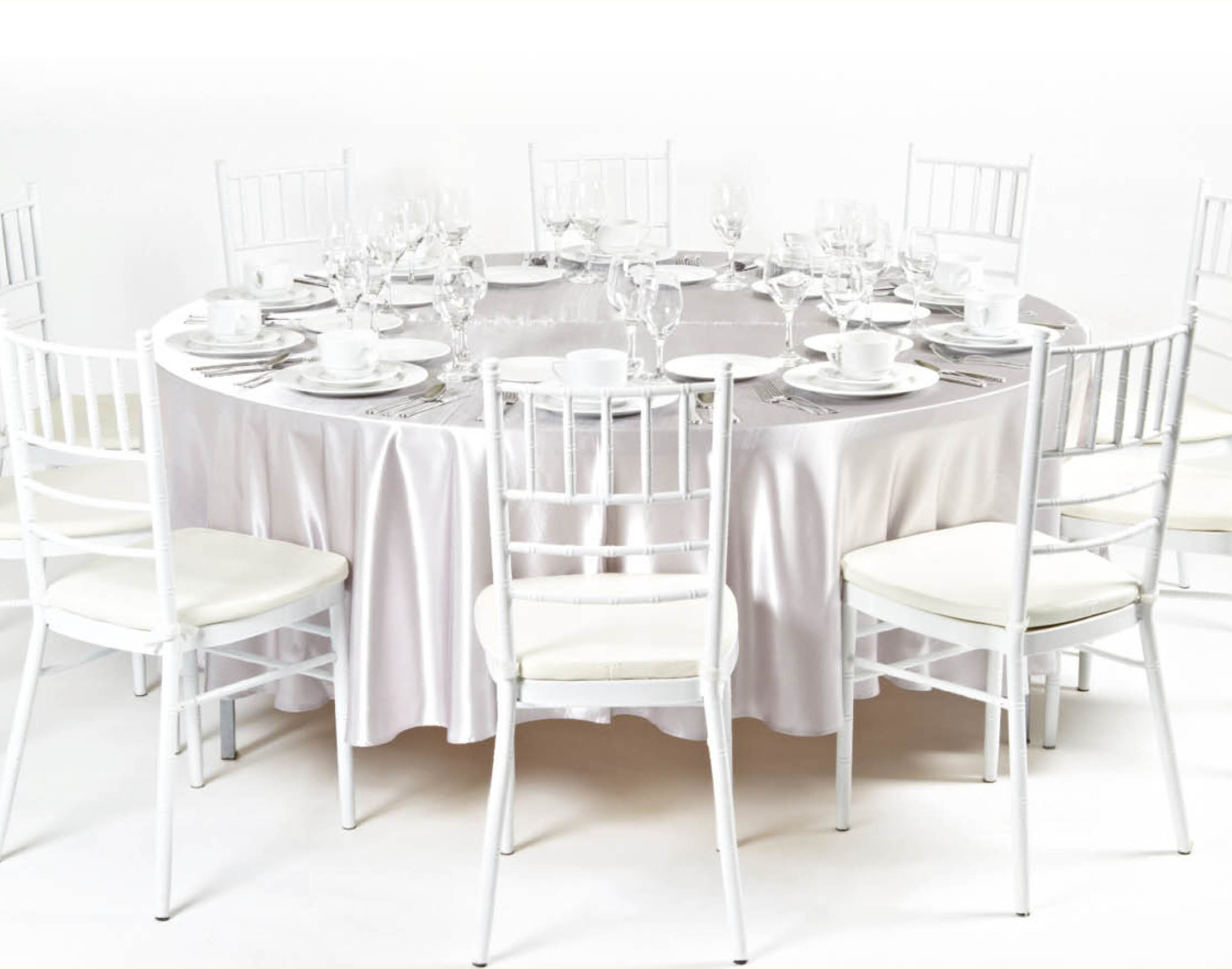 CHIAVARI STUHL WEISS/RUNDTISCHDECKE SILBER/GEDECK