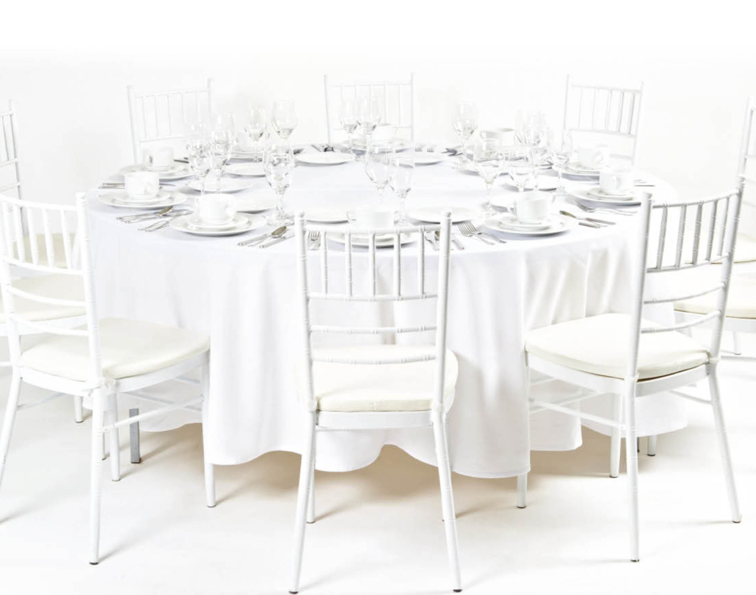 CHIAVARI STUHL WEISS/ RUNDTISCHDECKE WEISS /GEDECK